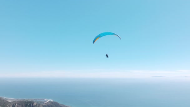 Homem Com Instrutor Voa Com Paraglide Câmera Lenta Metragem Aérea — Vídeo de Stock