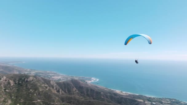 Dua Paraglider Terbang Atas Gunung Dalam Cahaya Hari Musim Panas — Stok Video