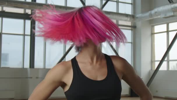 Κοντινή Θέα Μιας Αθλήτριας Που Παίζει Ροζ Μαλλιά Της Πορτρέτο — Αρχείο Βίντεο