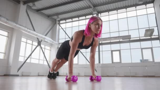 Mulher Atraente Forte Com Cabelo Cor Rosa Fazendo Flexões Halteres — Vídeo de Stock