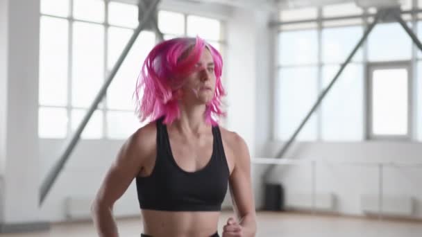 Fitness Modell Felkészítés Intenzív Képzés Fényes Napos Stúdióban Portré Egy — Stock videók