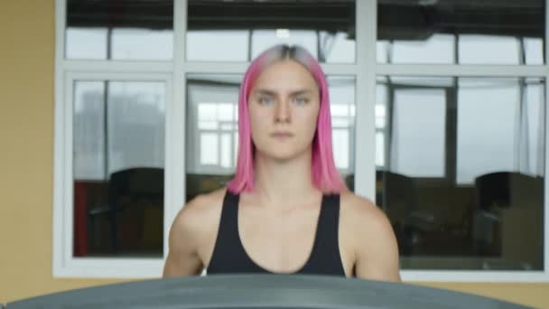 집중적 운동을 집중적으로 운동하는 분홍색 머리카락을 아름다운 감량을 머신에서 달리고 — 비디오