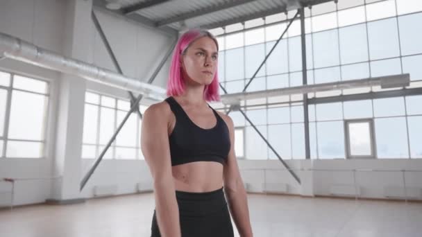 在力量锻炼过程中对一个熟练女孩的近距离观察 年轻的 高加索女人 粉色的头发做哑铃运动 高质量的4K镜头 — 图库视频影像