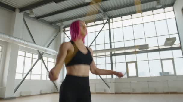 로프를 운동하는 상체와 다리를 강하게 집중적 운동을 여성의 고품질 — 비디오