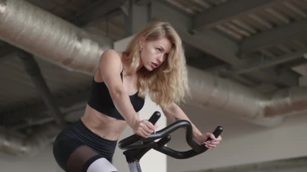 Caucasian Girl Her 30S Hitting Gym Improvement Her Aerobic Capacity — Stock Video