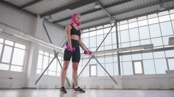 아름답고 스튜디오에서의 각도의 활동을 줍니다 급식소에서 운동하던 여자가 운동하는 모습으로 — 비디오