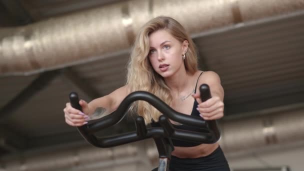 운동에 집중하고 운동에 집중하고 운동에 열중하는 인내를 강화하면서 자전거를 운동하는 — 비디오