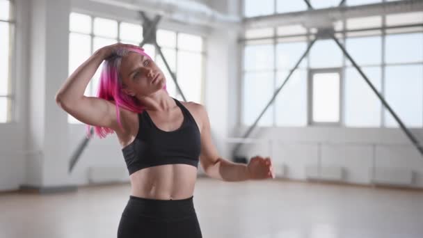 Kaukázusi Lány Rózsaszín Hajjal Nyújtózik Edzés Előtt Fitness Modell Felkészítés — Stock videók
