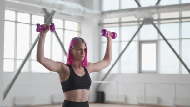 급식소에서 운동하던 여자가 운동하는 모습으로 체육관을 있습니다 근육질의 여자가 근육을 — 비디오