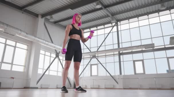 Młoda Biała Kobieta Różowymi Włosami Wykonująca Ćwiczenia Hantlami Niski Kąt — Wideo stockowe