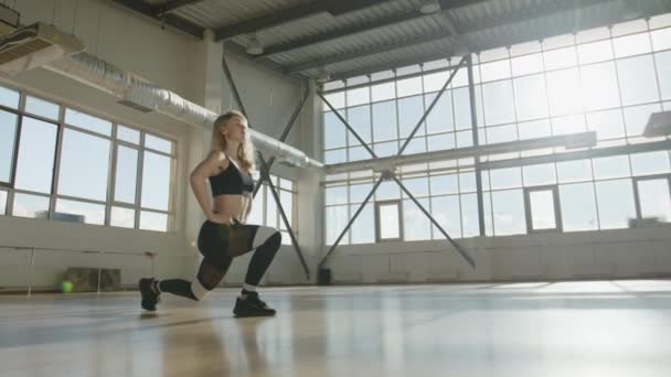 Atletisk Tjej Svarta Sportkläder Värmer Upp Fitness Studio Aktiv Och — Stockvideo