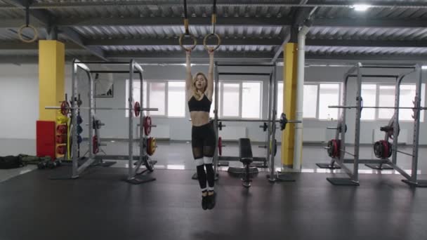 Female Athlete Training Her Abdominal Muscles Bright Gym Studio Young — Stock Video