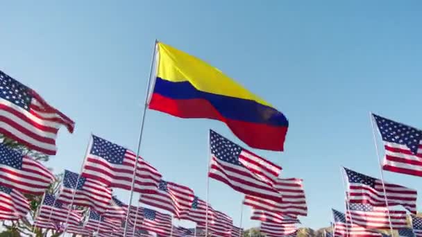 Låg Vinkel Red Kamera Filmiska Bilder Colombianska Flaggan Viftar Vinden — Stockvideo