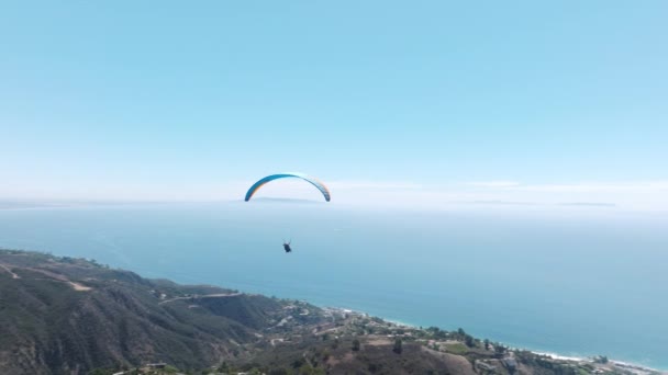 Extrema Paraglider Flyger Över Los Angeles Malibu Bergen Frihetskonceptet Äventyrssport — Stockvideo