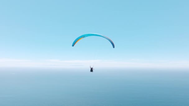 Parapente Extremo Voando Contra Céu Azul Claro Para Oceano Azul — Vídeo de Stock