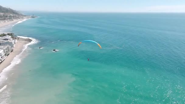 Paragliding Som Populär Turistattraktion Parachutist Saktar Ner För Exakt Landning — Stockvideo