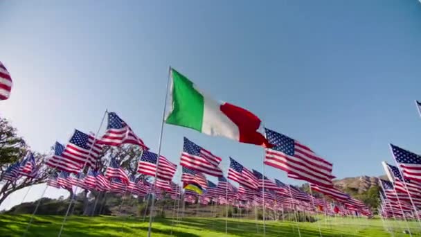 缓慢运动的意大利国旗 红色相机上的绿色白色红色 日落时分 意大利国旗三色旗骄傲地在风中飘扬 美国国旗在蓝天的映衬下飘扬 — 图库视频影像