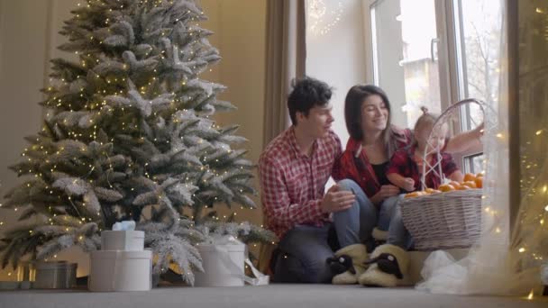 Familia Joven Celebra Año Nuevo Con Hija Niña Mandarina Padre — Vídeos de Stock