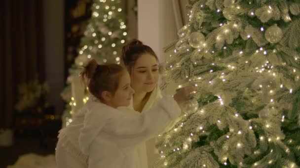 Oudere Zus Helpt Kerstboom Versieren Haar Broer Zus Meisjes Dragen — Stockvideo