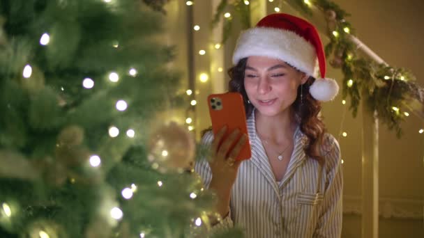 Una Giovane Donna Caucasica Col Cappello Natale Parla Telefono Ragazza — Video Stock