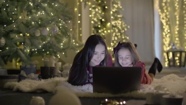 Αδελφές Παρακολουθήσουν Διασκεδαστική Τηλεοπτική Σειρά Χριστουγεννιάτικο Δέντρο Στο Παρασκήνιο Κορίτσια — Αρχείο Βίντεο