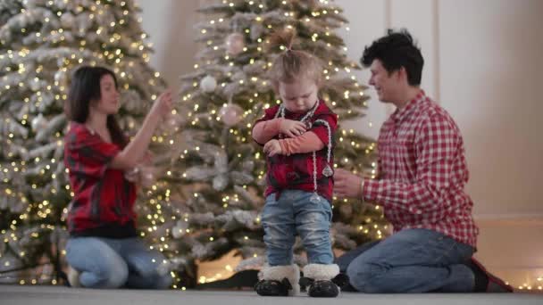 Encantadora Familia Decorar Árbol Navidad Con Hijo Pareja Feliz Disfrutar — Vídeos de Stock