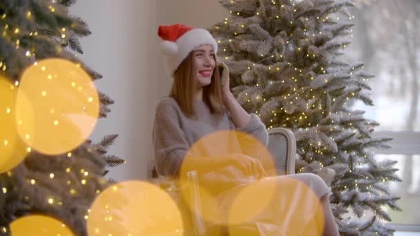 Die Junge Schöne Frau Genießt Ihr Telefongespräch Während Sie Weihnachtsbaum — Stockvideo