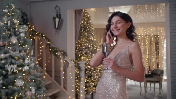 Vrolijk Glamoureus Meisje Praat Aan Telefoon Met Een Glas Champagne — Stockvideo