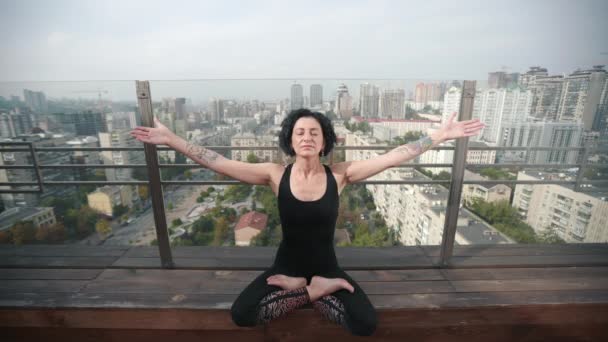 Şehrin Çatısında Meditasyon Yapan Yetenekli Bir Bayan Sporcu Sabahları Antrenman — Stok video