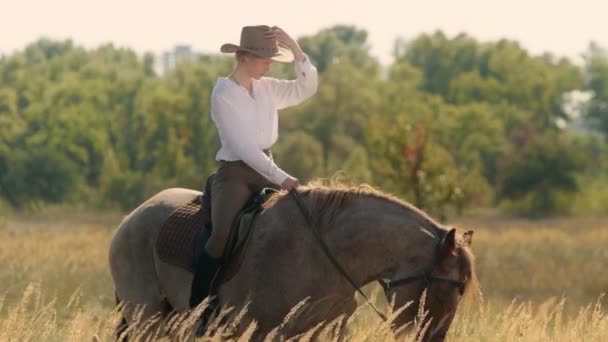 Vrouw Genieten Van Paardrijden Langs Schilderachtige Natuurlijke Landschap Met Weelderig — Stockvideo
