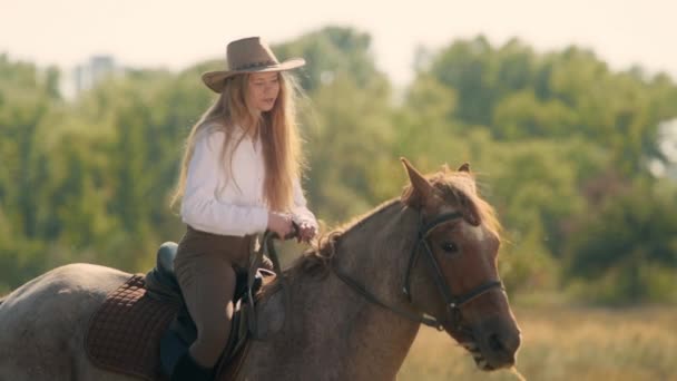 Vrouw Met Een Hoed Paardrijdend Genietend Van Een Uniek Gedenkwaardig — Stockvideo