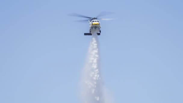 Brandweerhelikopter Laat Zomers Dramatisch Water Vallen Als Reactie Wild Fire — Stockvideo