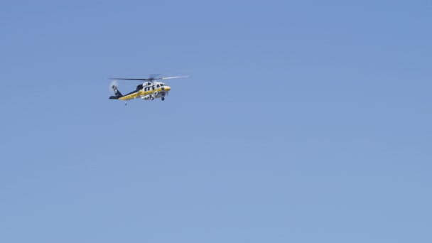 Zeitlupenaufnahme Eines Weiß Gelben Hubschraubers Der Strahlend Blauen Himmel Fliegt — Stockvideo