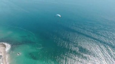Paraglide manzaralı epik bir tur Pasifik Okyanusu üzerinde, Malibu plajı California. Paraglide Pilotu macera sporu yapıyor. 4K plaj ve kulübeleriyle Amerika 'nın ünlü sahil manzarası.