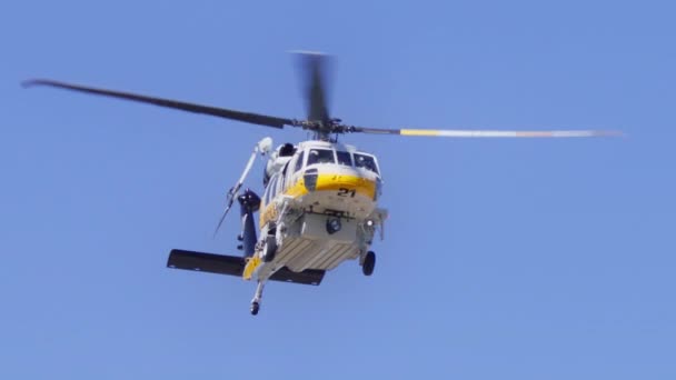 Slow Motion Nahaufnahme Militär Oder Feuerwehrhubschrauber Vor Blauem Himmel Heißen — Stockvideo