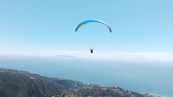 Extrémní Paraglidista Letící Jasně Modré Obloze Filmovému Teal Oceánu Žena — Stock video