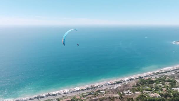 史诗般的空中拍摄的人类与旅游飞行的极端滑翔机在电影马利布海岸上方洛杉矶郊区 自由的概念 滑翔机飞行员在4K的空中制造了极端的锯齿状数字 — 图库视频影像