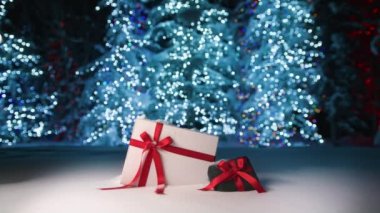 Odaklanamayan arka plan üzerine sihirli altın renkli Noel yazıları. Siyah beyaz hediye kutuları ve kırmızı kurdeleleri olan gümüş mavisi Noel ağaçları. Mutlu yıllar 2023 ve kışın Mutlu Noeller arifesi görüntüleri.