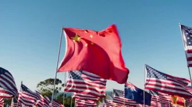 Kırmızı kamera yüksek kaliteli görüntüler Çin 'in altın gün batımı arka planında rüzgarda dalgalanan kırmızı bayrağı, arkasında Amerika Birleşik Devletleri bayrakları. Uluslararası turizm kavramı, seyahat iş ekonomisi