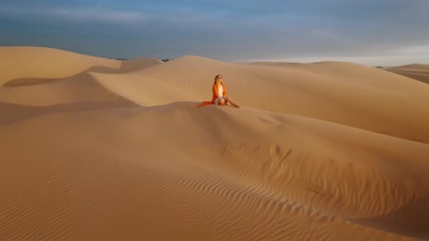 Самотня Жінка Сидить Вершині Золотої Піщаної Дюни Спокійній Медитативній Позі — стокове відео