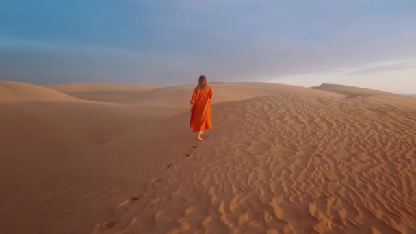 Silhueta Mulher Feliz Correndo Deserto Pôr Sol Dourado Vestido Linho — Vídeo de Stock