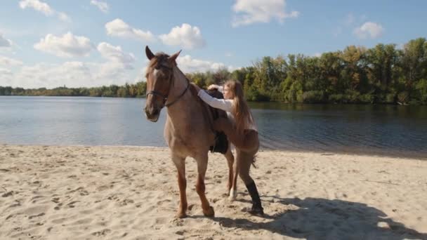 Spokojny Spokojny Weekend Klubie Jeździeckim Malowniczą Jesienną Przyrodą Kobieta Jadąca — Wideo stockowe