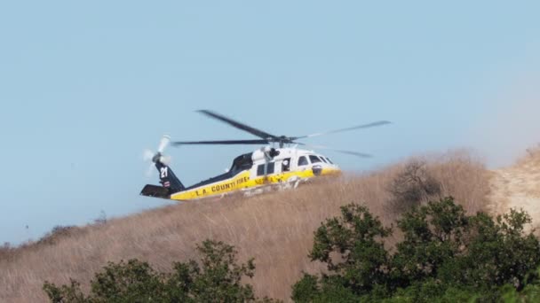 Disparo Épico Helicóptero Fuego Volando Por Encima Incendio Forestal Ola — Vídeos de Stock