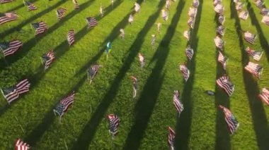 Ukrayna ve Amerikan bayrakları terör saldırısının çok uluslu kurbanlarını temsil ediyor. Pepperdine Universitys Waves of Flags 'in İHA çekimi 11 Eylül' ü onurlandırdı. Yüksek kalite 4k görüntü