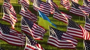 Ulusal sembollerin rüzgarda sallandığı anma töreninin hava görüntüleri. Ukrayna ve Amerikan bayrakları terör saldırısının çok uluslu kurbanlarını temsil ediyor. Yüksek kalite 4k görüntü