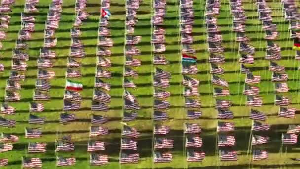 美国加利福尼亚州马里布校区的校友公园展出了 旗帜的波浪 向2001年9月11日的无辜受害者致敬的空中照片 高质量的4K镜头 — 图库视频影像
