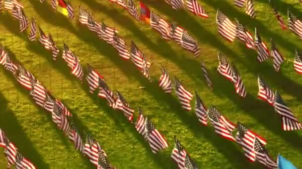 为纪念在恐怖袭击中丧生的人而举行的 Quot 旗帜波浪仪式 Quot 的无人机录像 美国加州校友公园的传统展览的近景 高质量的4K镜头 — 图库视频影像