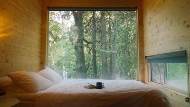 Przytulna Sypialnia Białą Pościelą Słońce Świeci Oknem Przytulne Mieszkanie Leśnym — Wideo stockowe