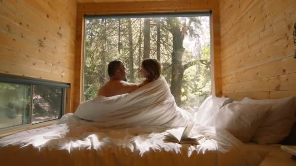 Autentyczny Widok Tyłu Ujęcie Młodej Szczęśliwej Pary Małżeńskiej Dwóch Turystów — Wideo stockowe