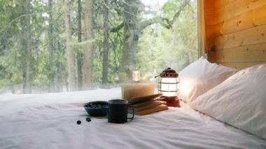 Hareketli arka planında büyülü orman olan kırmızı antik fenerin sihirli ışığıyla açılan kitabın RED kamerasına yakın çekim yap. Doğa Manzarası Arkaplanı, 4K kırsalında hafta sonu.